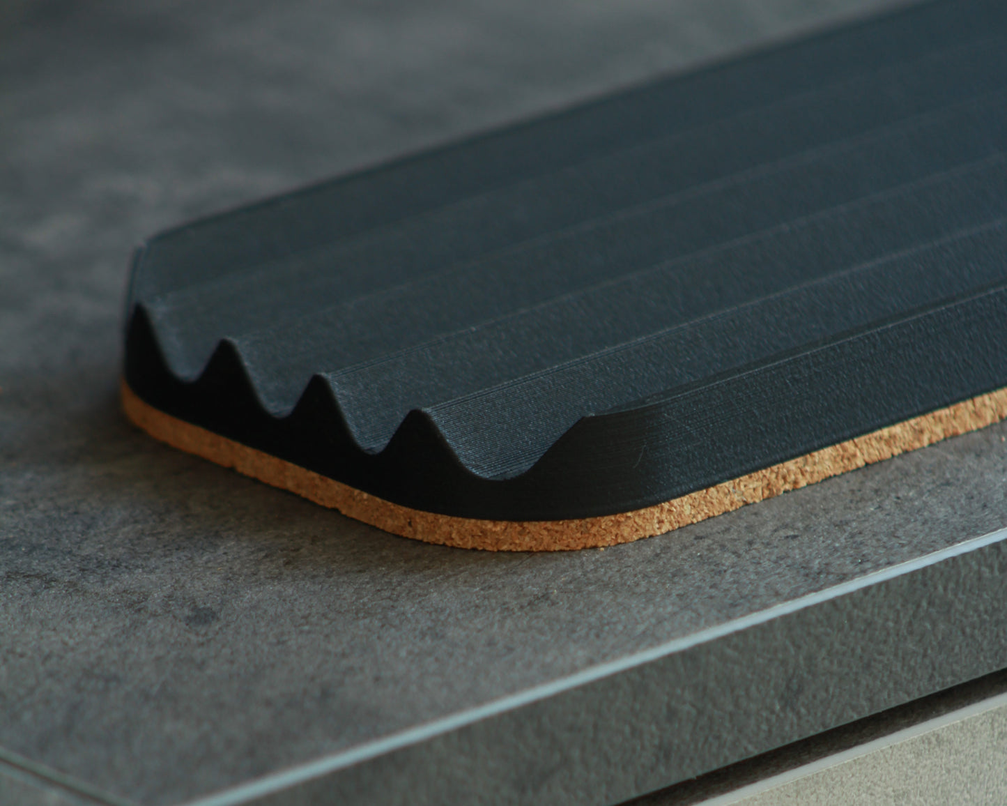 Wavy pen tray