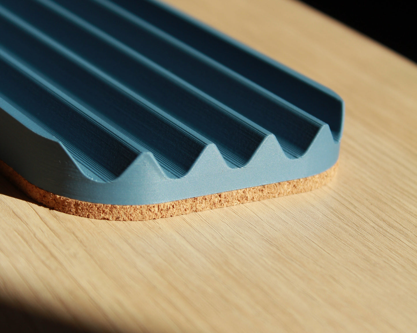 Wavy pen tray