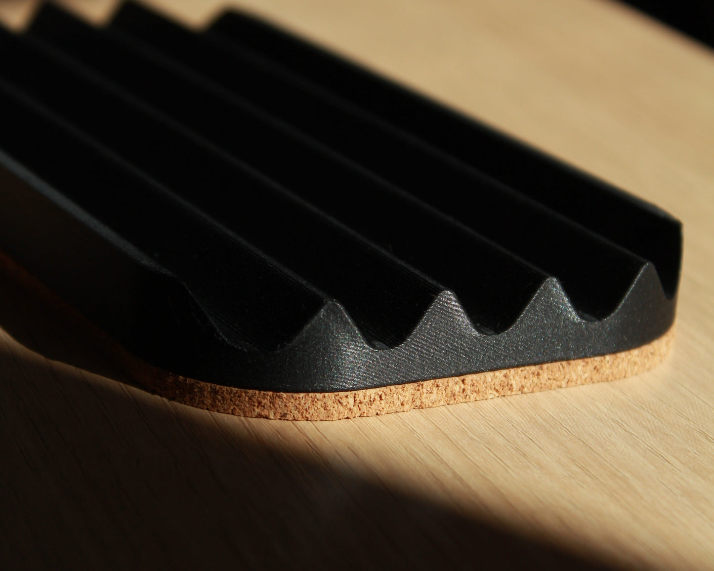Wavy pen tray