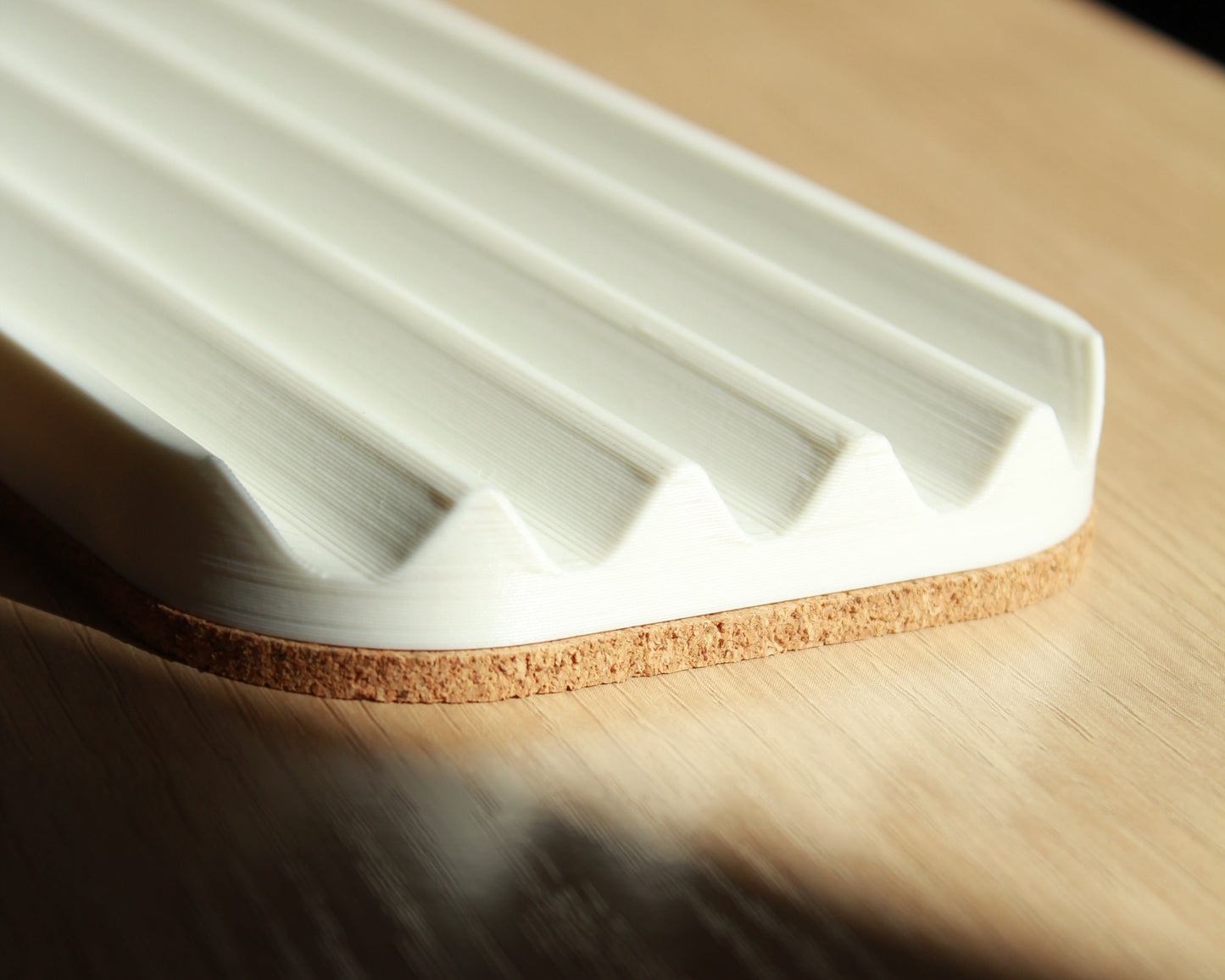 Wavy pen tray
