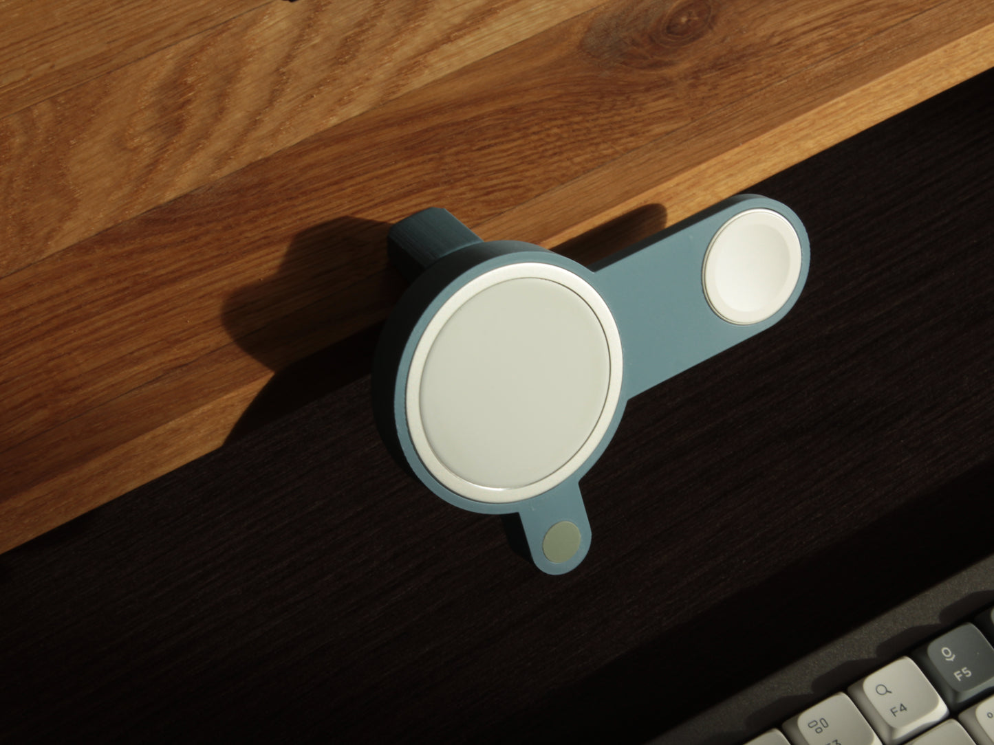 NODO Lite - Compact MagSafe + Watch Clamp-On Docking Station