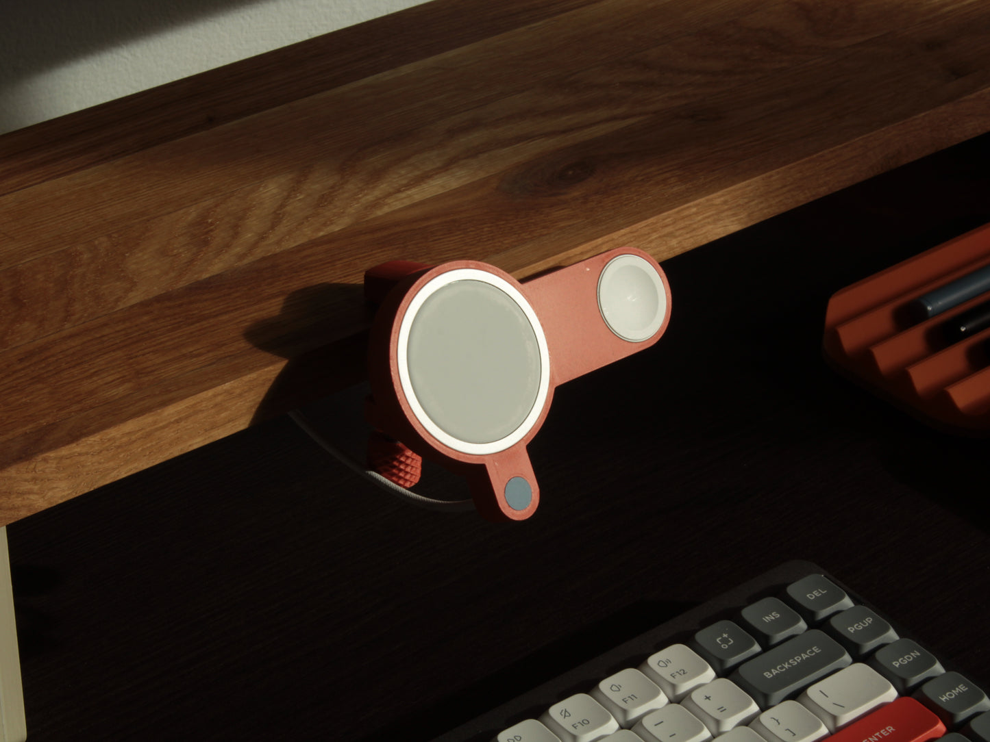 NODO Lite - Compact MagSafe + Watch Clamp-On Docking Station