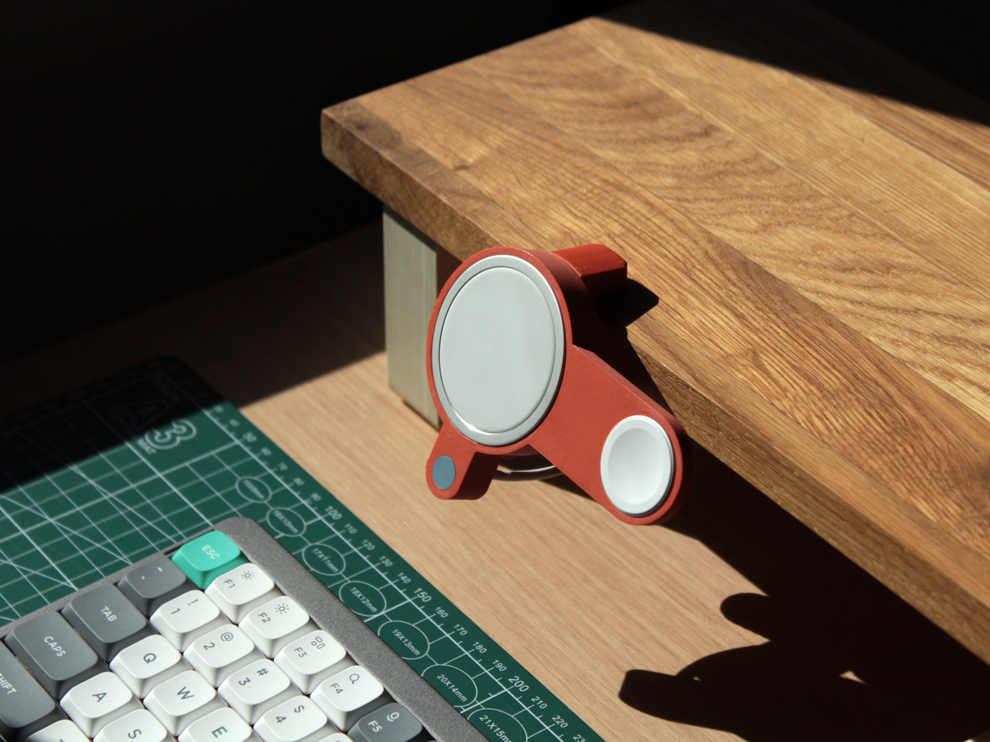 NODO Lite - MagSafe phone and Watch Clamp-On Docking Station