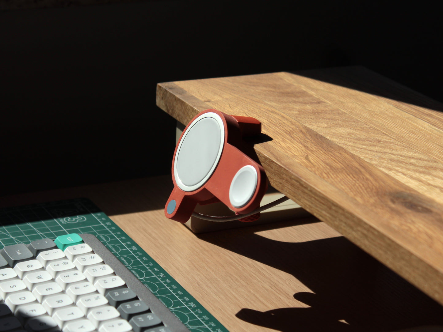 NODO Lite - MagSafe phone and Watch Clamp-On Docking Station
