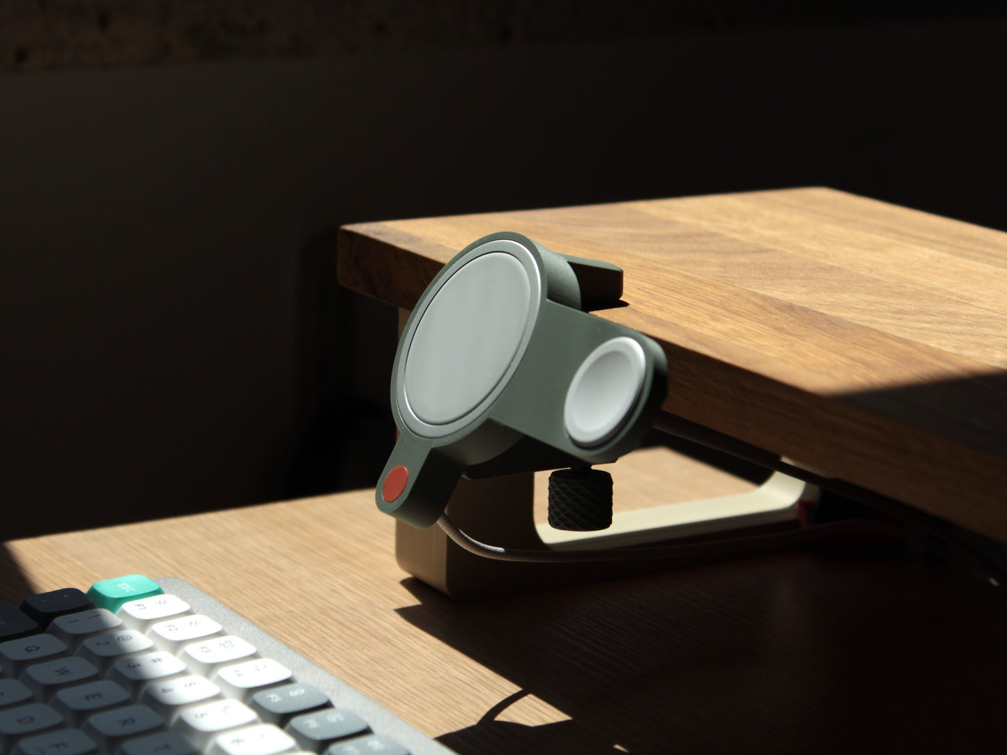 NODO Lite - MagSafe phone and Watch Clamp-On Docking Station